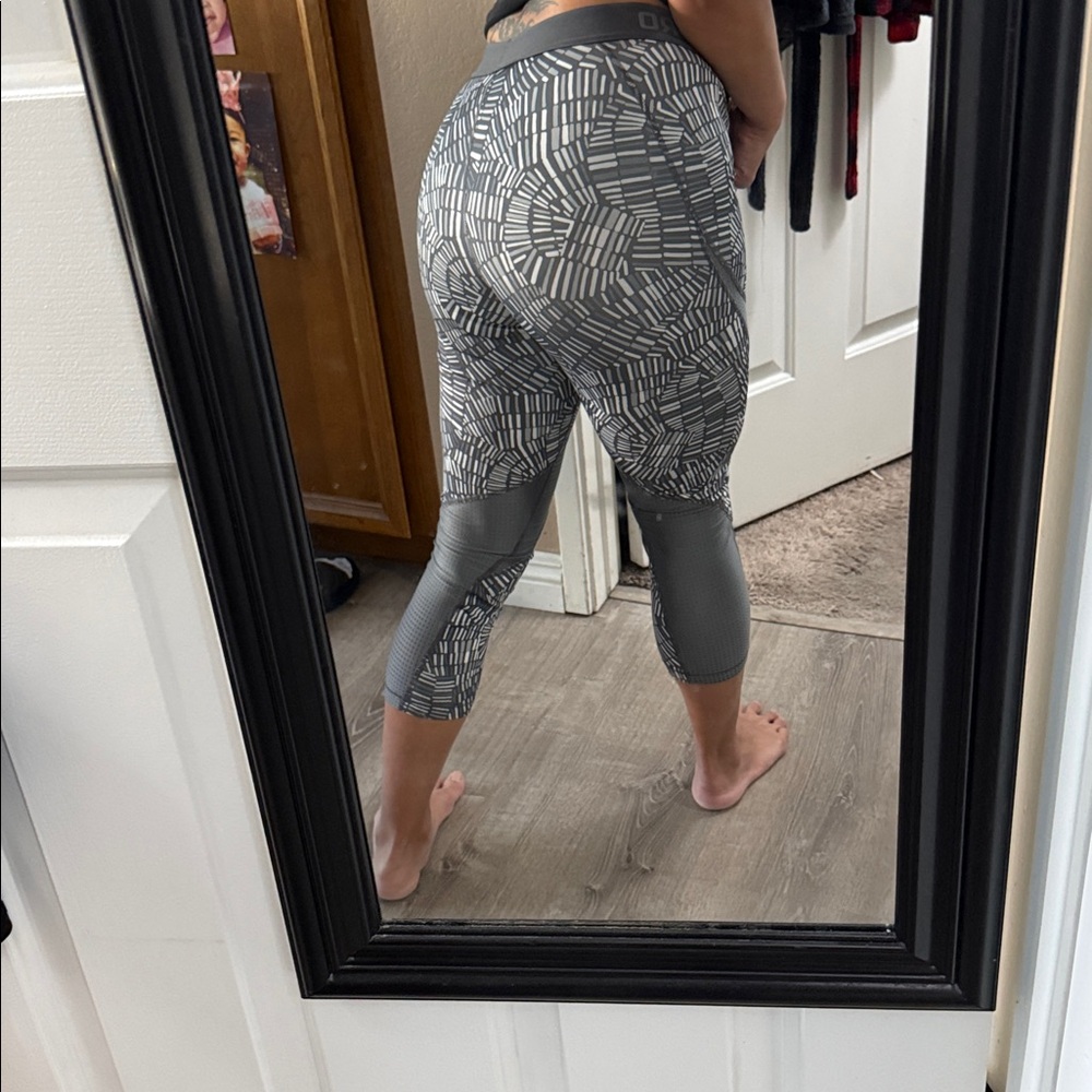 Nike Geometric Black and White capri Leggings SMALL